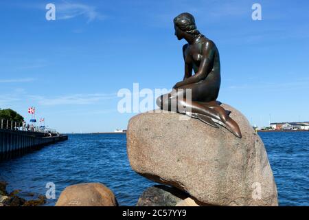 Sirenetta (Den lille havfrue) statua sulla base di eroina di Hans Christian Andersen fiaba Foto Stock