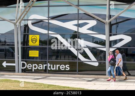 Aeroporto di Londra Southend, Essex, Regno Unito. 1 luglio 2020. Il volo Ryanair FR2190 partirà alle 13:15 per Malaga sulla Costa del Sol della Spagna dall'aeroporto regionale di Southend on Sea, il primo volo di linea per passeggeri da questo aeroporto dopo la messa a terra di Coronavirus COVID-19 all'inizio di marzo, mentre gli aeroporti del Regno Unito iniziano a riaprirsi. I passeggeri che arrivano per il volo hanno dovuto seguire una guida rigorosa all'ingresso del terminal dell'aeroporto, che include l'uso di maschere facciali e che dovranno per il volo e l'arrivo in Spagna Foto Stock