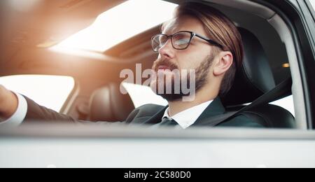 Uomo che guida l'auto ritratto Foto Stock