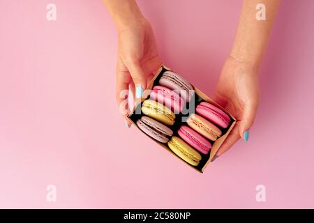 Scatola da donna con biscotti colorati di macaroon Foto Stock