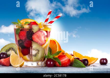 Un bicchiere riempito con una miscela di frutta fresca estiva. Disintossicazione e una dieta antiossidante. Il concetto di alimentazione sana e di stile di vita. Foto Stock