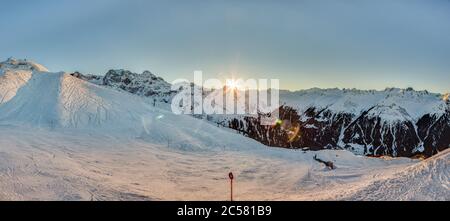 Panorama del comprensorio sciistico di Montafon in Austria con cielo blu Foto Stock