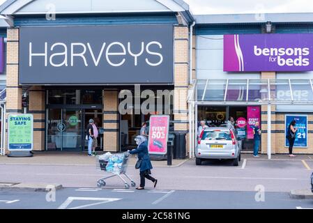 Airport Retail Park, Southend on Sea, Essex, Regno Unito. 1 luglio 2020. La catena di mobili Harveys ha chiamato gli amministratori a causa della crisi delle vendite in gran parte imputato al COVID-19 coronavirus pandemic lockdown. Il negozio presso l'Airport Retail Park accanto all'aeroporto di Southend è aperto con i clienti in coda per entrare e include un outlet Bensons for Beds Foto Stock