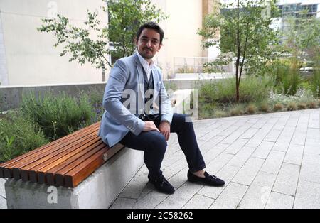 Infermiere Laszlo Penzes, Che è stato messo in un coma indotto e ventilato come ha combattuto il coronavirus, pone per una fotografia fuori del Centro per l'immunologia del cancro all'ospedale universitario Southampton, durante il lancio della campagna di Covid Zero che mira a cancellare la trasmissione del COVID-19 negli ospedali di Southampton. La campagna è la prima del suo genere ad essere lanciata da un ospedale fiduciario in Inghilterra. Foto Stock