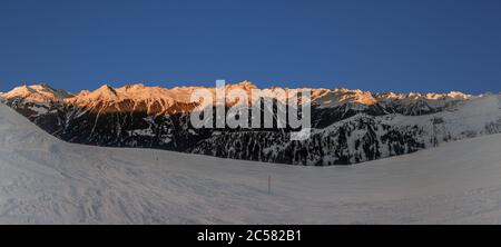 Panorama del comprensorio sciistico di Montafon in Austria con cielo blu Foto Stock