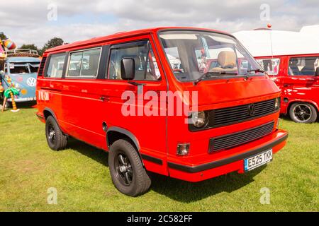 Pulmino Red Volkswagen T4 Transporter Foto Stock