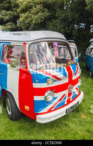 Classico camper Volkswagen Kombi con bandiera Union Jack dipinta lungo i lati Foto Stock