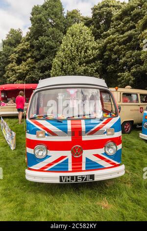 Classico camper Volkswagen Kombi con bandiera Union Jack dipinta lungo i lati Foto Stock