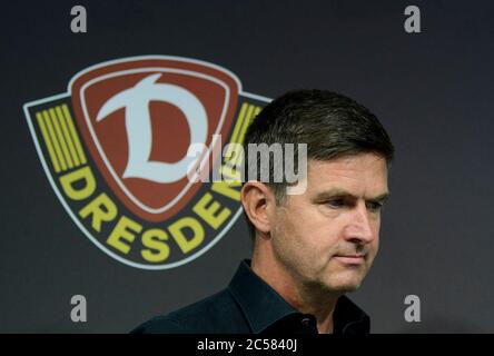 Dresda, Germania. 01 Luglio 2020. Ralf Becker, il nuovo direttore sportivo della squadra di calcio della terza lega SG Dynamo Dresden, prende il suo posto sul podio prima dell'inizio della sua presentazione. Credit: Robert Michael/dpa-Zentralbild/dpa/Alamy Live News Foto Stock