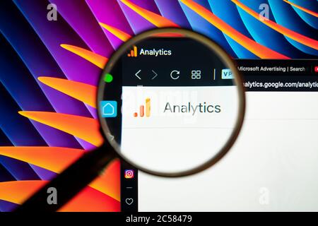 Sankt-Petersburg, Russia, 16 giugno 2020: Pagina iniziale di Google Analytics sullo schermo Apple iMac sotto la lente di ingrandimento. Icona Google Analytics. Google Analytic Foto Stock
