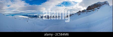 Panorama del comprensorio sciistico di Montafon in Austria con cielo blu Foto Stock