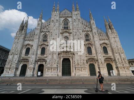 Milano, Italia. 30 giugno 2020. Foto di Piazza Duomo di Milano nel pomeriggio della settimana, mancano i turisti e il cortile della Cattedrale è ancora chiuso. Milano irriconoscibile. (Foto di Luca ponti/Pacific Press) Credit: Pacific Press Agency/Alamy Live News Foto Stock