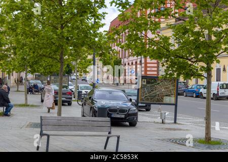 Cluj-Napoca , Romania - Maggio 28 2020: Persone a piedi sulle strade del centro di Cluj. Foto Stock