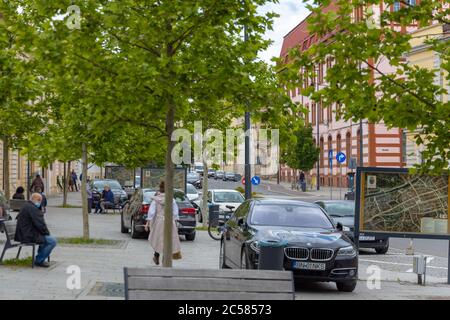 Cluj-Napoca , Romania - Maggio 28 2020: Persone a piedi sulle strade del centro di Cluj. Foto Stock