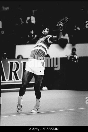 Archivio 90ies: Il tennista francese Yannick Noah gioca al GPTL - Lyons Tennis Grand Prix, Lione, Rodano, Francia Foto Stock