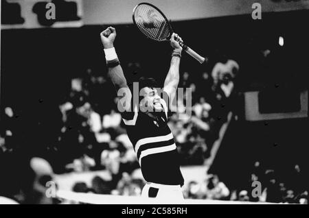 Archivio 90ies: Il tennista francese Yannick Noah gioca al GPTL - Lyons Tennis Grand Prix, Lione, Rodano, Francia Foto Stock