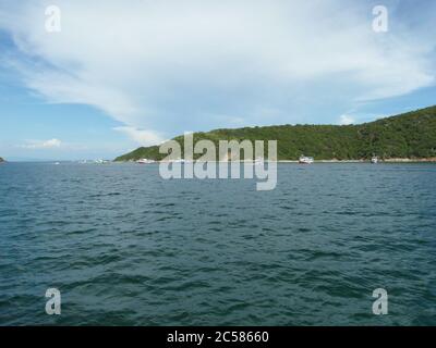 Nessun filtro. Bella piccola isola Lahn (LAN) non lontano dal resort tailandese Pattaya. È raggiungibile in un'ora di barca. Foto Stock