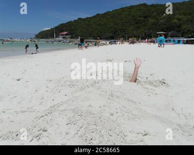 Nessun filtro. Bella piccola isola Lahn (LAN) non lontano dal resort tailandese Pattaya. È raggiungibile in un'ora di barca. Foto Stock