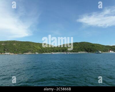 Nessun filtro. Bella piccola isola Lahn (LAN) non lontano dal resort tailandese Pattaya. È raggiungibile in un'ora di barca. Foto Stock