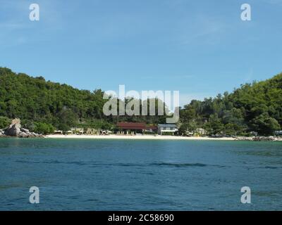 Nessun filtro. Bella piccola isola Lahn (LAN) non lontano dal resort tailandese Pattaya. È raggiungibile in un'ora di barca. Foto Stock