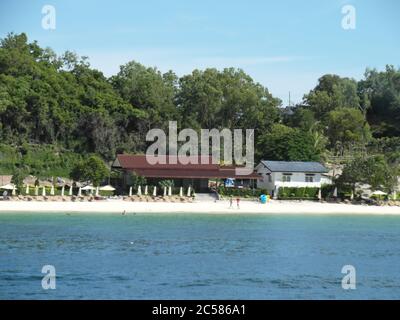 Nessun filtro. Bella piccola isola Lahn (LAN) non lontano dal resort tailandese Pattaya. È raggiungibile in un'ora di barca. Foto Stock