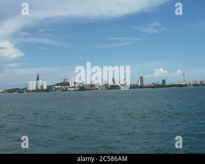 Nessun filtro. Bella piccola isola Lahn (LAN) non lontano dal resort tailandese Pattaya. È raggiungibile in un'ora di barca. Foto Stock