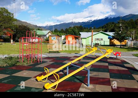 Puerto Río Tranquilo, Piazza principale, Giochi per bambini, Carretera Austral, Regione di Aysen, Patagonia, Cile Foto Stock