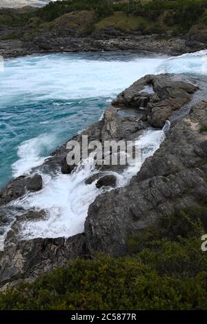 Rapide alla confluenza del fiume Baker blu e del fiume Neff grigio, autostrada Pan-americana tra Cochrane e Puerto Guadal, regione di Aysen, Patagonia, CH Foto Stock