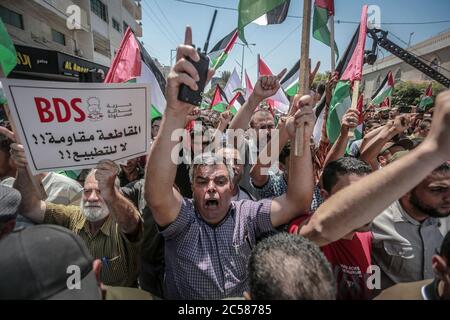 Gaza, territori palestinesi. 01 Luglio 2020. I palestinesi hanno cartelli e gridano slogan mentre prendono parte alla manifestazione 'Day of Rage' per protestare contro il piano di annessione israeliano che occuperà circa il 30% dell'area della Cisgiordania. Il piano di annessione darebbe a Israele il controllo sui controversi insediamenti ebraici in Cisgiordania e sulla strategica Valle del Giordano. Credit: Amy/dpa/Alamy Live News Credit: amy Live News Foto Stock