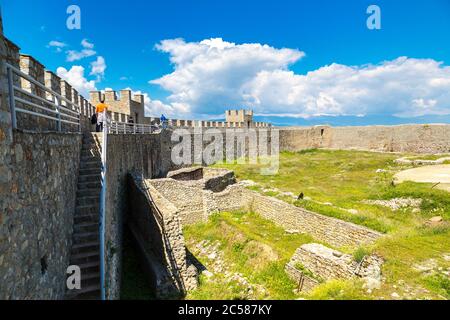 Rovine della vecchia fortezza di tzar Samuel a Ohrid in una bella giornata estiva, Repubblica di Macedonia Foto Stock