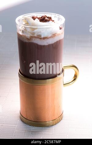 Still Life of Homemade hot chocolate in una tazza decorativa in rame, ottone e vetro, USA Foto Stock