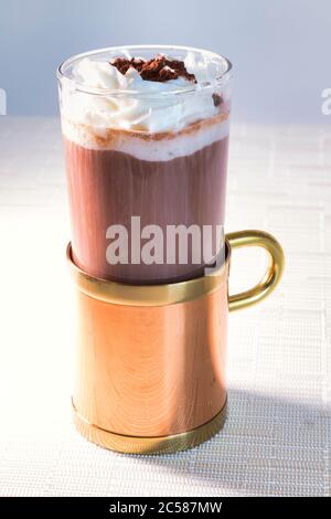 Still Life of Homemade hot chocolate in una tazza decorativa in rame, ottone e vetro, USA Foto Stock