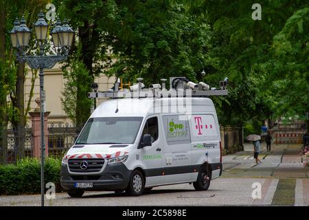 01 luglio 2020, Sassonia-Anhalt, Magdeburgo: Un veicolo di rilevamento Telekom è parcheggiato in una strada nella capitale dello stato. Lo Stato della Sassonia-Anhalt e della Telekom hanno concluso l'accordo «Patto digitale Sassonia-Anhalt». In questo accordo, si è deciso di portare avanti l'espansione Gigabit e l'espansione dei siti di comunicazione mobile e di implementare rapidamente procedure di approvazione e finanziamento. Foto: Klaus-Dietmar Gabbert/dpa-Zentralbild/dpa Foto Stock