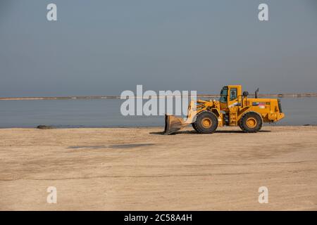 Pala gommata, carrelli industriali sul lavoro per la pulizia del terreno, Foto Stock