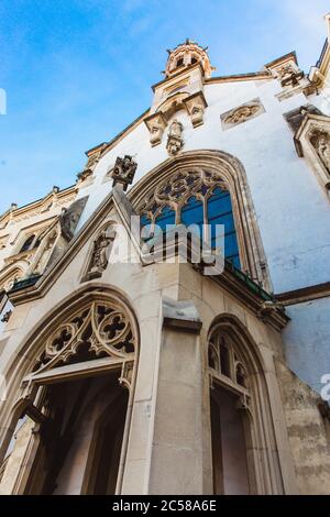 Sopron, Ungheria - Ottobre 2018: Capra la Beata Chiesa Benedettina di Sopron sulla piazza principale, Ungheria Foto Stock