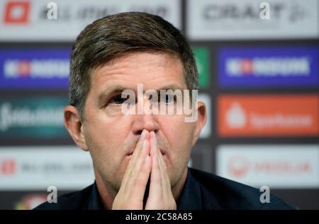 Dresda, Germania. 01 Luglio 2020. Ralf Becker, il nuovo direttore sportivo della squadra di calcio della terza lega SG Dynamo Dresden, si siede sul podio durante la sua presentazione. Credit: Robert Michael/dpa-Zentralbild/dpa/Alamy Live News Foto Stock