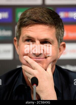 Dresda, Germania. 01 Luglio 2020. Ralf Becker, il nuovo direttore sportivo della squadra di calcio della terza lega SG Dynamo Dresden, si siede sul podio durante la sua presentazione. Credit: Robert Michael/dpa-Zentralbild/dpa/Alamy Live News Foto Stock