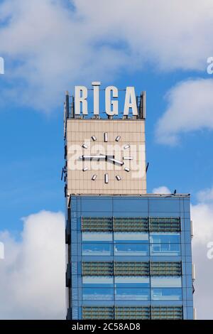 Didascalia Torre dell'orologio e logo presso la stazione centrale, Rigas Centrala Stacija, riga, Lettonia, Latvija, Stati baltici, Europa del Nord-Est, Foto Stock