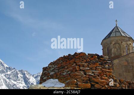 Chiesa della Trinità di Gergeti conosciuta anche come Chiesa della Trinità Santa vicino al villaggio di Gergeti in Georgia Foto Stock