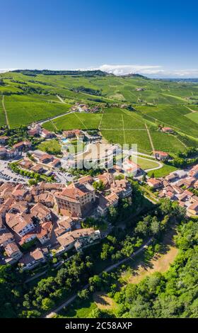Veduta aerea della tipica cittadina di Barolo e del suo castello Castello Falletti. Barolo, regione vinicola Barolo, Langhe, Piemonte, Italia, Europa. Foto Stock