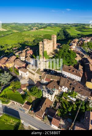 Veduta aerea della città medievale di Serralunga d'Alba e del suo castello. Serralunga d'Alba, Langhe, Piemonte, Italia, Europa. Foto Stock