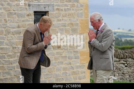 Il Principe del Galles (a destra) è accolto da Adam Henson, contadino e personalità televisiva, durante una visita al Cotswold Farm Park di Guiting Power vicino a Cheltenham, per vedere il lavoro che la fattoria sta facendo nel preservare le razze britanniche. Foto Stock