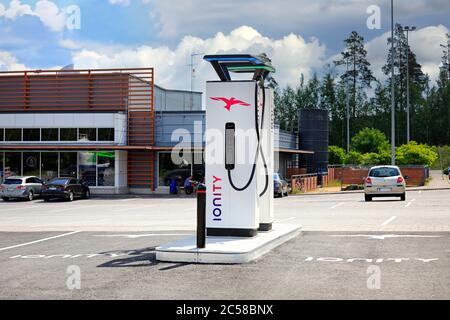 Unità IONITY ad alta potenza di carica (HPC) per veicoli elettrici. IONITY è una joint venture per facilitare i viaggi in Europa. Paimio, Finlandia. 28 giugno 2020 Foto Stock