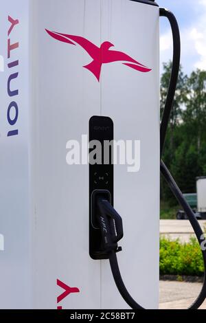 Unità IONITY ad alta potenza di carica (HPC) per veicoli elettrici. IONITY è una joint venture per facilitare i viaggi in Europa. Paimio, Finlandia. 28 giugno 2020. Foto Stock