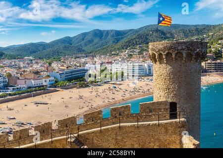 Spiaggia di Tossa de Mar e fortezza in un bellissimo giorno di estate in Costa Brava Catalogna Foto Stock