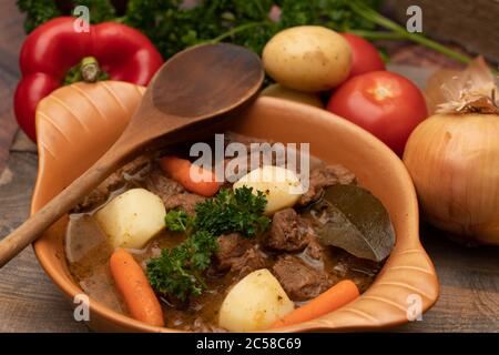 Gulasch fatto in casa, manzo e stufato di verdure Foto Stock