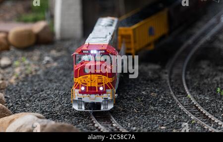 Bispingen, Germania. 01 Luglio 2020. Un treno passa sopra il modello di disposizione ferroviaria. Un totale di 500 treni devono rotolare attraverso vari mondi a tema su un percorso iniziale di 20 chilometri. La struttura, di 12,000 metri quadrati, si trova sotto la parte dello ski hall Snow Dome che sorge su palafitte. Secondo l'operatore, è il più grande modello di impianto ferroviario del mondo. Credit: Philippe Schulze/dpa/Alamy Live News Foto Stock