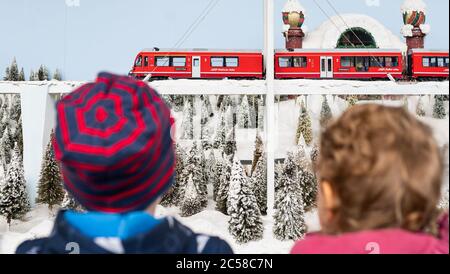 Bispingen, Germania. 01 Luglio 2020. Due bambini guardano un treno di passaggio sulla disposizione della ferrovia del modello. Un totale di 500 treni devono rotolare attraverso vari mondi a tema su un percorso iniziale di 20 chilometri. La struttura, di 12,000 metri quadrati, si trova sotto la parte dello ski hall Snow Dome che sorge su palafitte. Secondo l'operatore, è il più grande modello di impianto ferroviario del mondo. Credit: Philippe Schulze/dpa/Alamy Live News Foto Stock