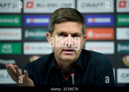 Dresda, Germania. 01 Luglio 2020. Ralf Becker, il nuovo direttore sportivo della squadra di calcio della terza lega SG Dynamo Dresden, si siede sul podio durante la sua presentazione. Credit: Robert Michael/dpa-Zentralbild/dpa/Alamy Live News Foto Stock