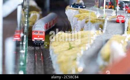 Bispingen, Germania. 01 Luglio 2020. Un treno passa sopra il modello di disposizione ferroviaria. Un totale di 500 treni devono rotolare attraverso vari mondi a tema su un percorso iniziale di 20 chilometri. La struttura, di 12,000 metri quadrati, si trova sotto la parte dello ski hall Snow Dome che sorge su palafitte. Secondo l'operatore, è il più grande modello di impianto ferroviario del mondo. Credit: Philippe Schulze/dpa/Alamy Live News Foto Stock